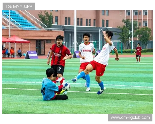 中小学足球赛综合高中培养青少年体育精神与团队合作能力探索